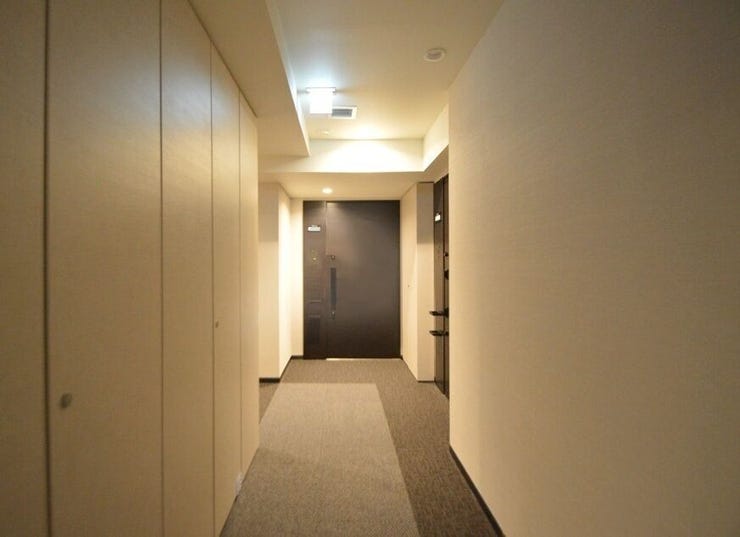 外部からの視線を遮られる内廊下。