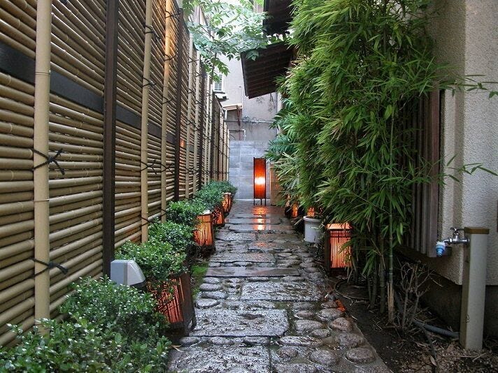 江戸の風情と現代の利便性が融合した新宿区の洗練されたエリアが生活圏です。