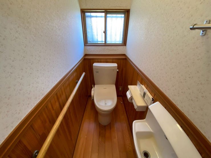 トイレは木の温もりが感じられる空間♪温水洗浄便座です♪専用手洗い場付き♪