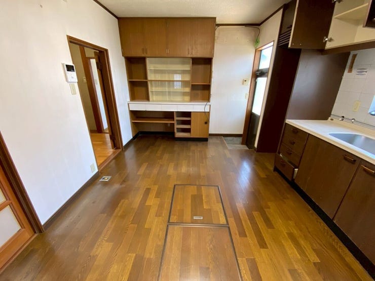 和室側からダイニングキッチンを見た感じです♪正面の壁に大きな作り付けの収納があります♪食器棚を買わなくても良いので助かりますね♪