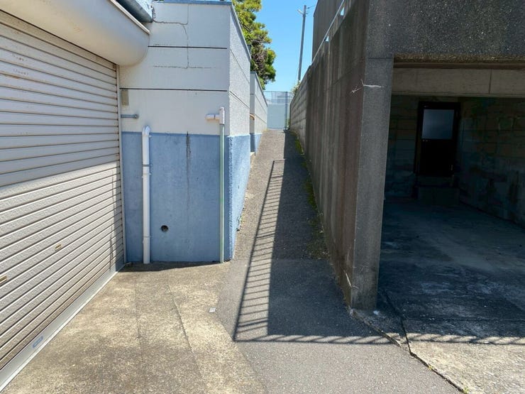 駐車場から歩いた先に玄関への入り口があります♪