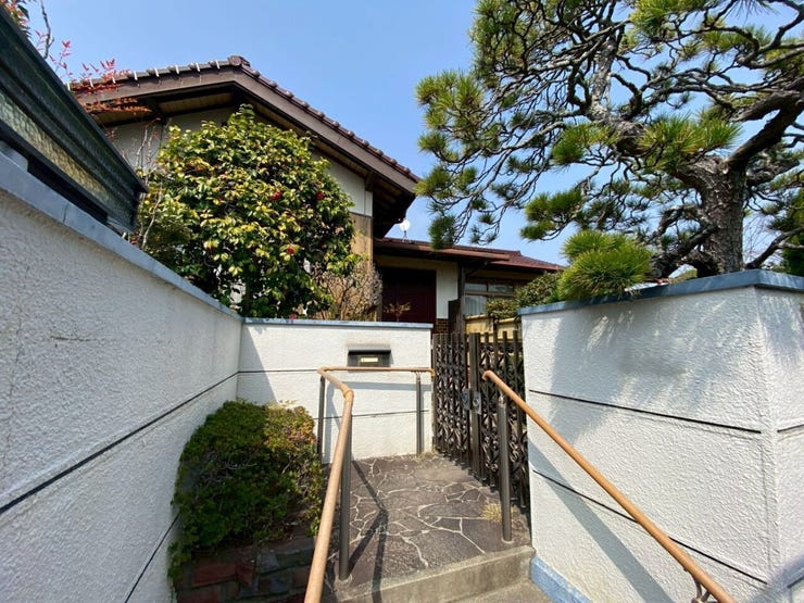 立派な門扉と植物がお出迎えします♪