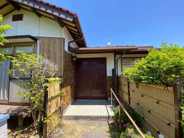 玄関前のエントランス♪生垣が風情がありますね♪