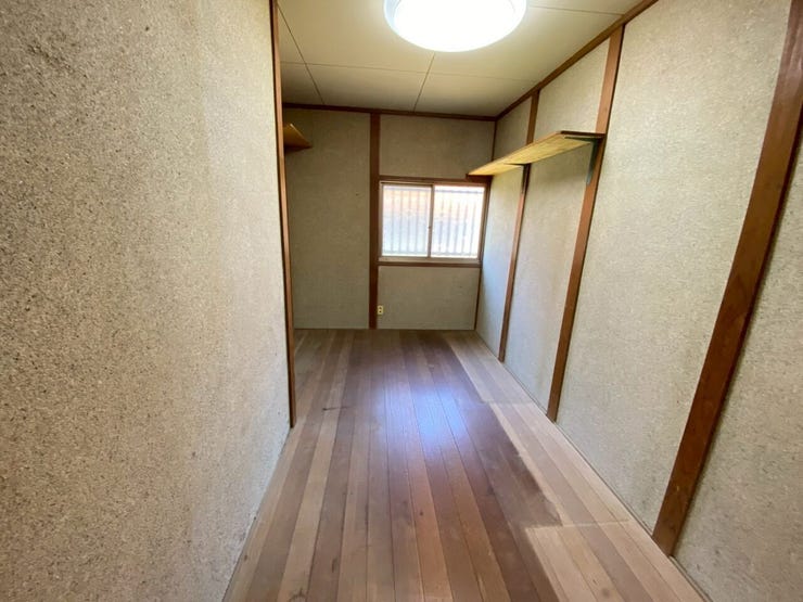 玄関横和室の隣の納戸スペース♪物置として使えますし、床が板張りで窓もあるので少し小さめのお部屋として使うのもありです♪