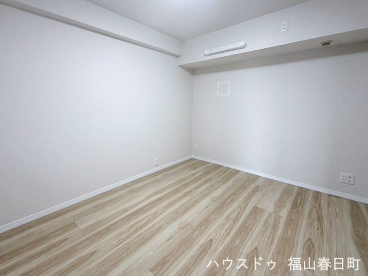 リビング横の洋室は5帖の広々空間