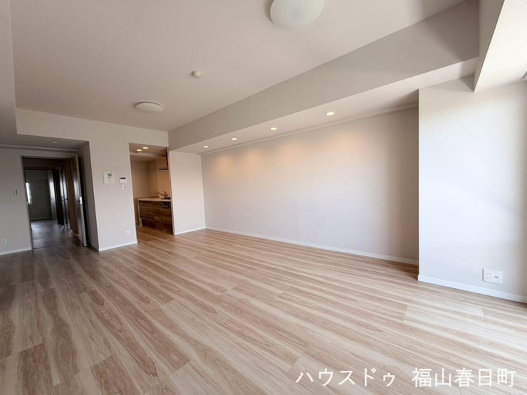 ■南向き・日当たり良好■午後の陽ざしがやわらかく部屋を包む、明るく温かみあふれるリビング空間です。