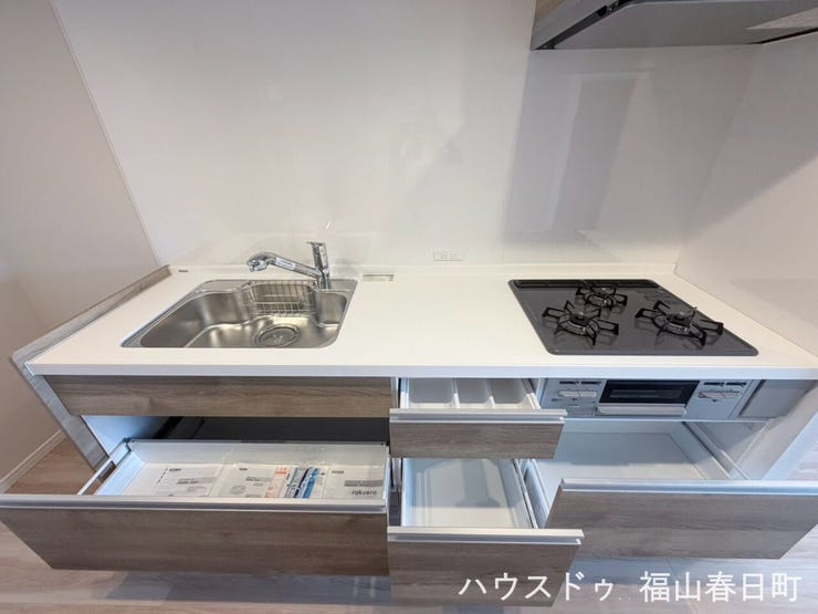 食品や調理器具をすっきり収納できる、便利なキッチン横収納スペースです。