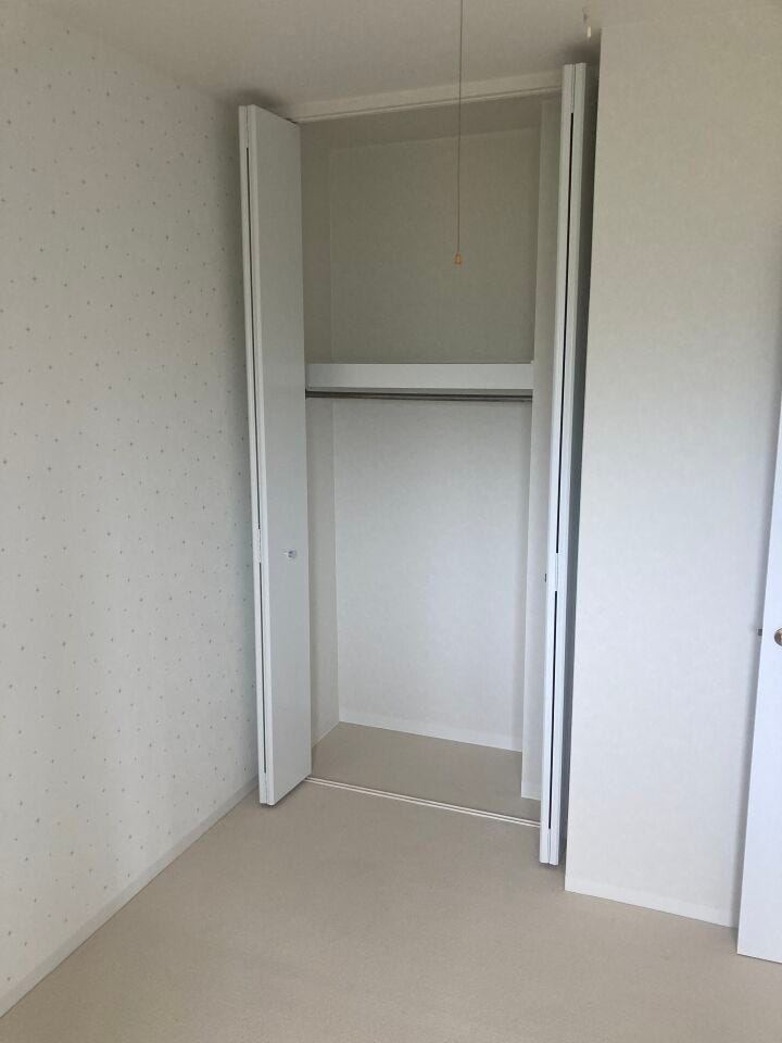 片付けがラクになる天井まである収納スペース。