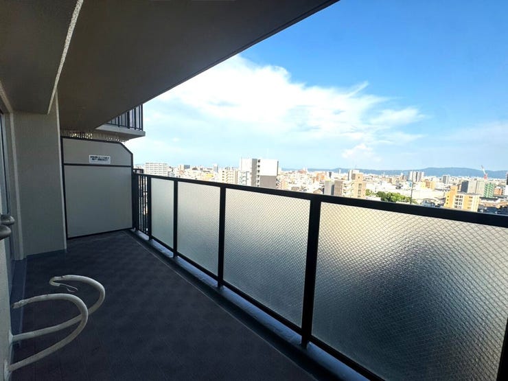 南東向きのバルコニー、洗濯物も気持ちよく乾きそうです♪
朝日が心地よく差し込みます。