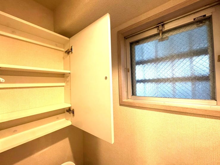 トイレ上部の棚です。トイレ用品をしまってすっきり清潔な空間に♪