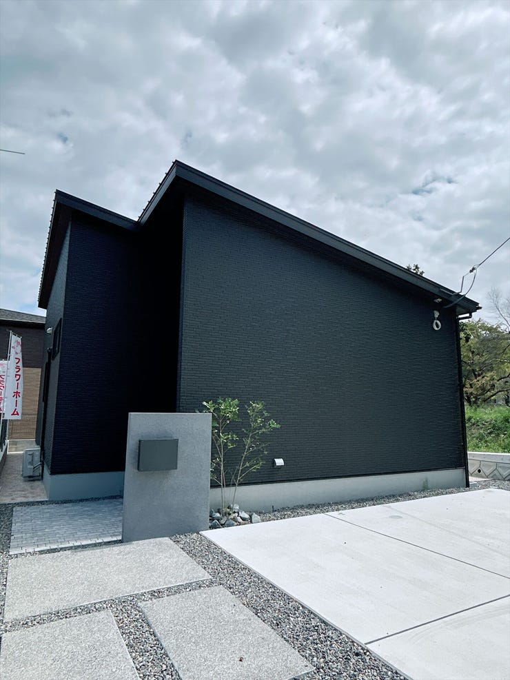 【外観】
閑静な住宅街で陽当たり良好!駐車並列2台可能♪
人気の角地で田園風景の広がるのどかな環境!風通しも◎