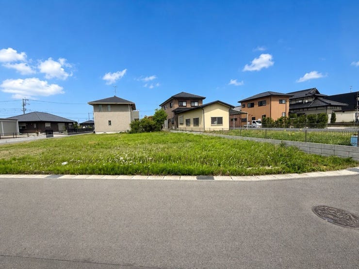 人気の金田地区!近隣はコストコ、アウトレットの大型施設から、生活するのに欠かせないスーパー、ホームセンター、コンビニなど揃っているので便利で住みやすい立地です。