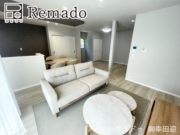 【リビング】
■家族の笑顔が集う中心地■お気に入りの家具を迎え、窓からは心地の良い光が差し込みます。
