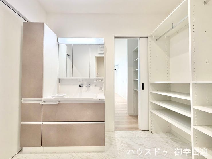 ■清々しいリフレッシュ空間■自分を磨き、気持ちを切り替える。大容量収納付きで便利なプライベートスペース。