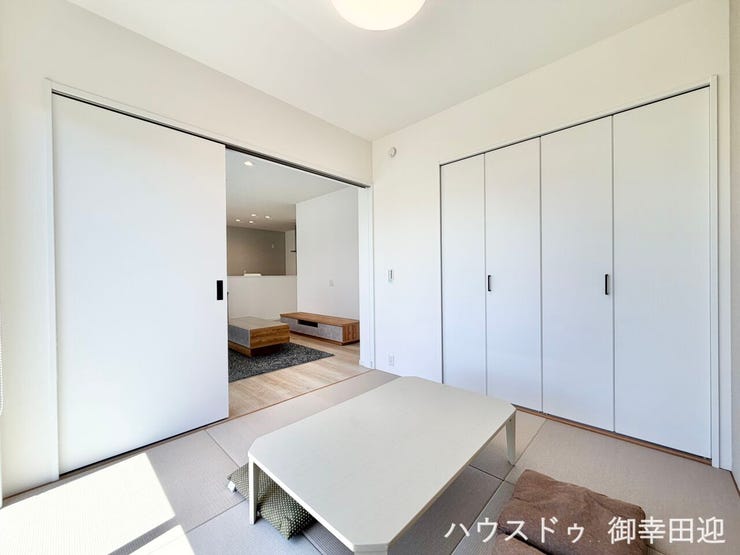 ■1階4.5帖和室■ゲストをもてなし、昼寝や家事にも使える、畳のぬくもりが心地よい多目的万能スペース。