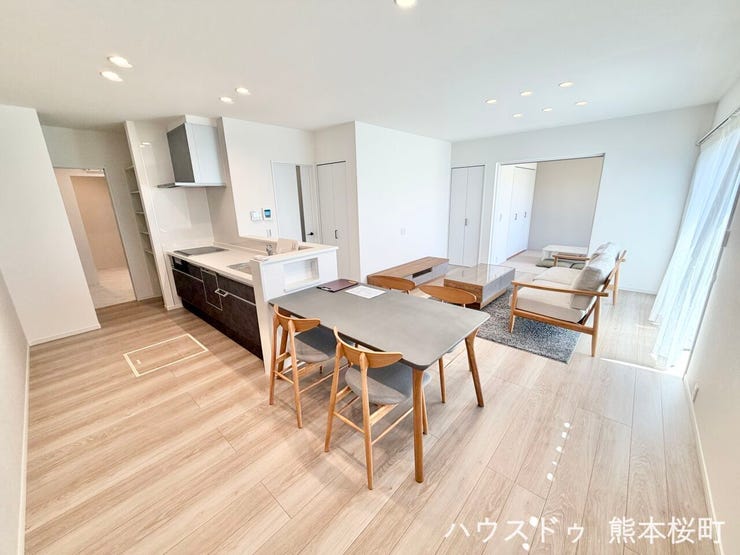 ■安らぎと笑顔の中心地■陽光が優しく降り注ぎ、会話が自然と弾む。ここでは、毎日が特別な時間へと変わります。