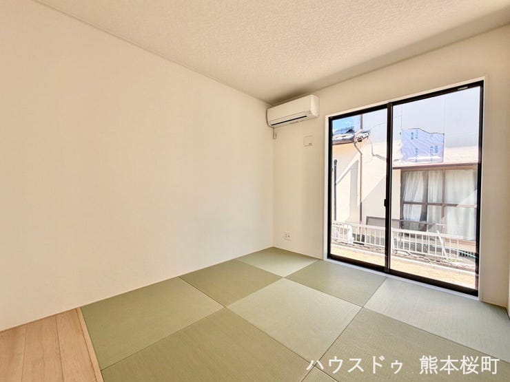 ■1階5.2帖和室■ゲストをもてなし、昼寝や家事にも使える、畳のぬくもりが心地よい多目的万能スペース。