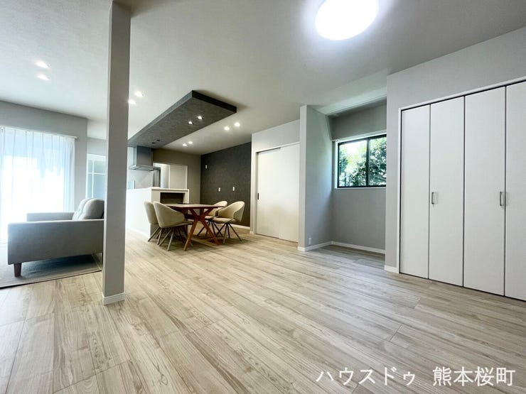 ■安らぎと笑顔の中心地■陽光が優しく降り注ぎ、会話が自然と弾む。ここでは、毎日が特別な時間へと変わります。