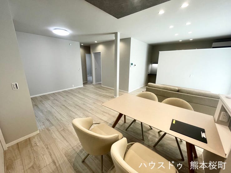 ■安らぎと笑顔の中心地■陽光が優しく降り注ぎ、会話が自然と弾む。ここでは、毎日が特別な時間へと変わります。