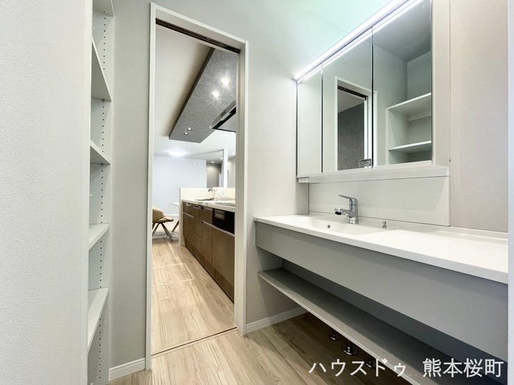 ■清々しいリフレッシュ空間■自分を磨き、気持ちを切り替える。心地よい光が差し込むプライベートスペース。