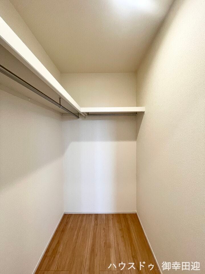 ■2階7.5帖洋室WIC■衣類から小物まで一ヶ所に集約。整理整頓がしやすく、毎日のコーディネートが楽しくなるゆとりの収納です。