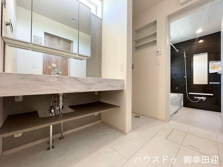 ■清々しいリフレッシュ空間■自分を磨き、気持ちを切り替える。心地よい光が差し込むプライベートスペース。