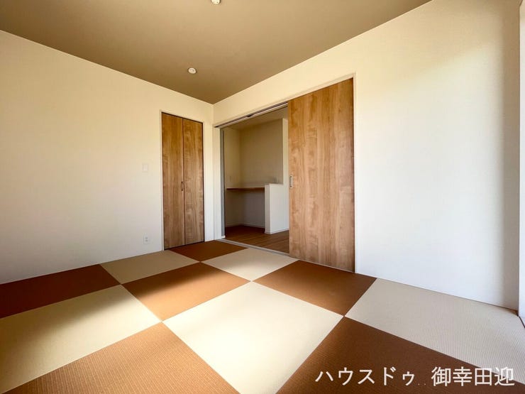 ■1階6帖和室■ゲストをもてなし、昼寝や家事にも使える、畳のぬくもりが心地よい多目的万能スペース。