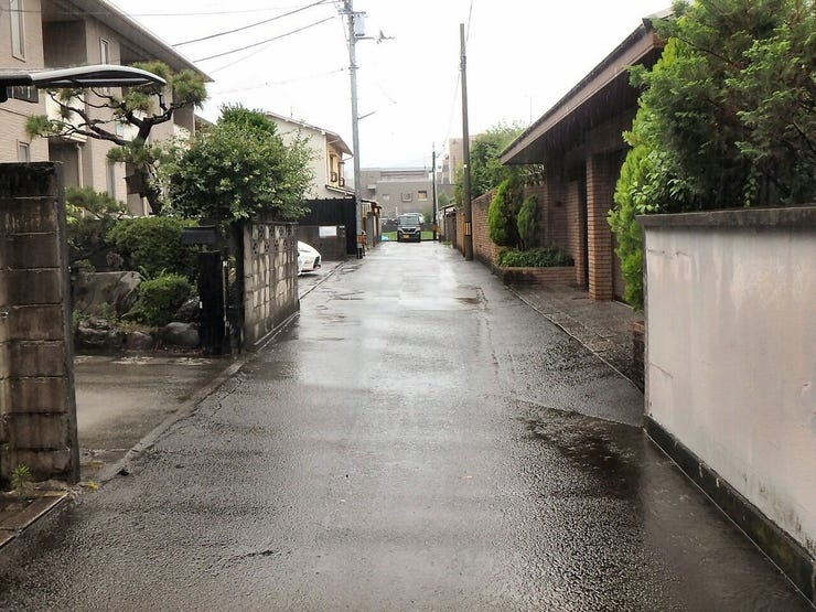 南側道路(雨天時)