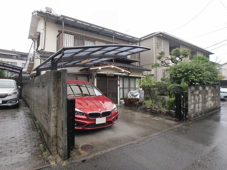 外観を南西側より撮影(雨天時)