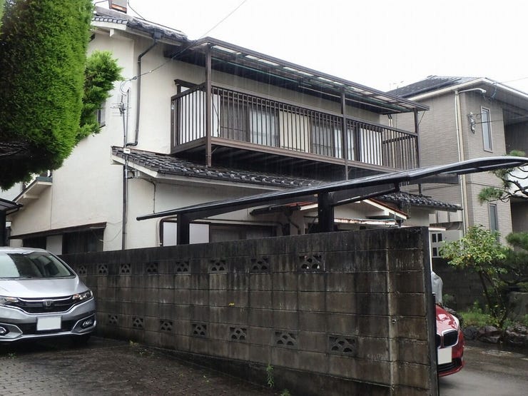 外観を南西側より撮影(雨天時)