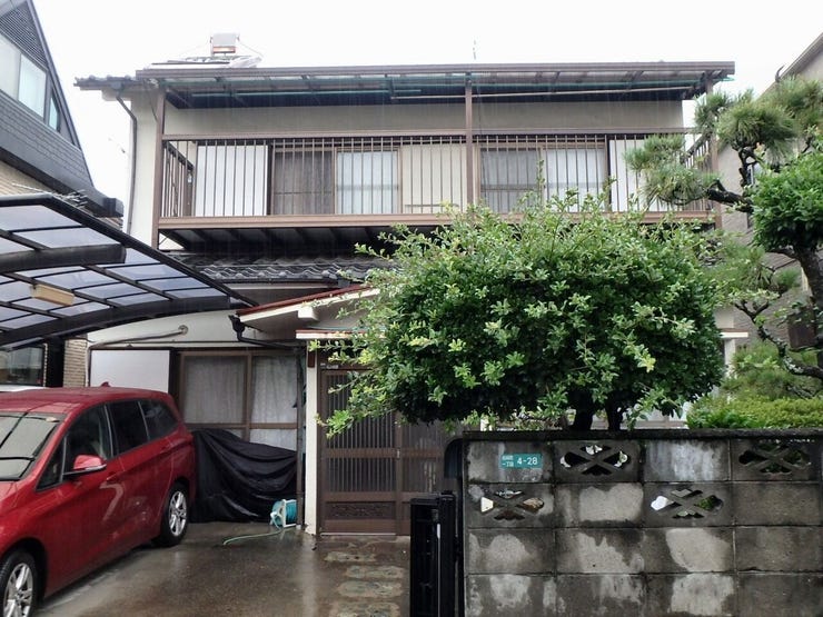 外観を南側より撮影(雨天時)