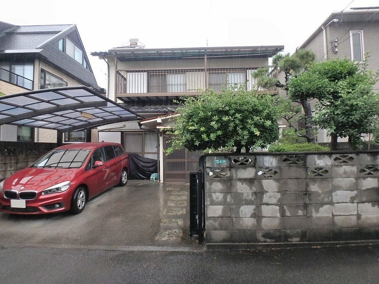 外観を南側より撮影(雨天時)