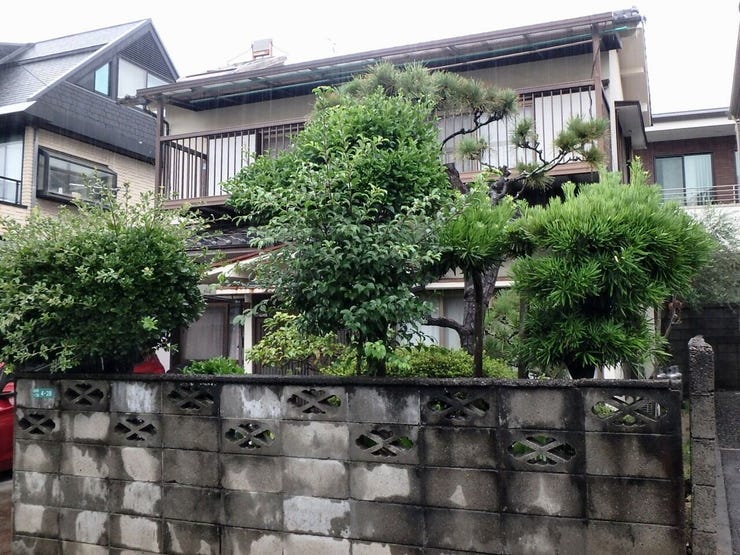 外観を南東側より撮影(雨天時)