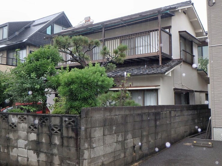 外観を南東側より撮影(雨天時)