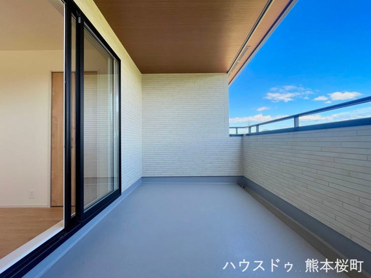 ■空の下の開放的な特等席■日光浴や読書、外の空気を感じながらリフレッシュ。暮らしを豊かにする、もう一つの心地よい空間です。