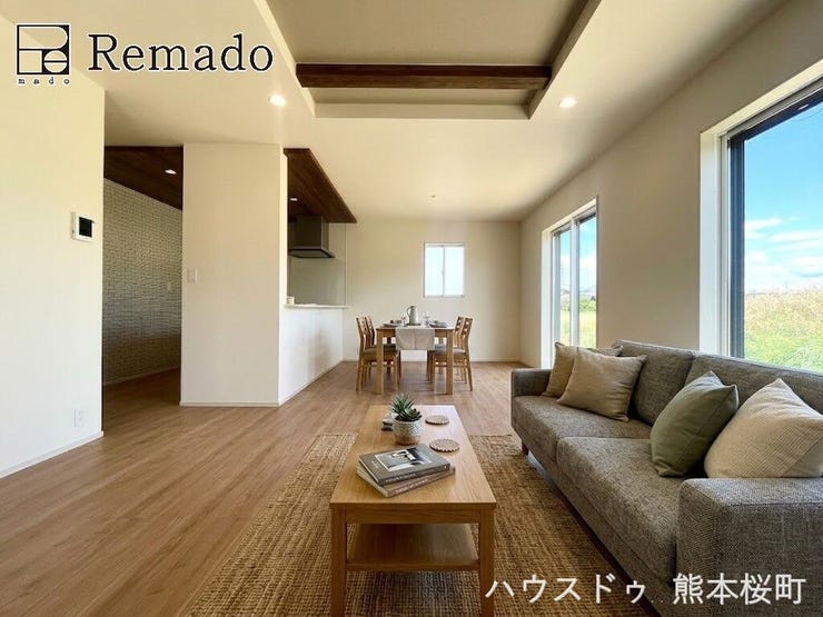 ■家族の笑顔が集う中心地■お気に入りの家具を迎え、窓からは心地の良い光が差し込みます。※CGで家具を配置しています。