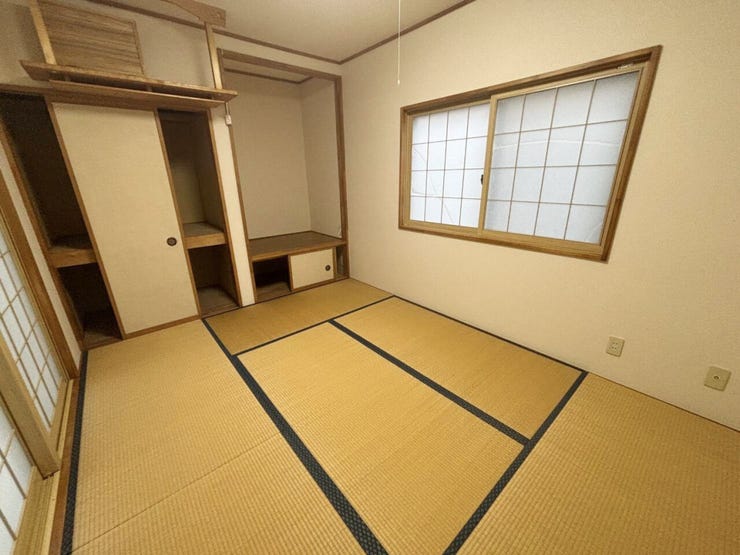 室内(2026年8月)撮影
◎本日案内可能◎
廊下を挟んで配置された独立性の高い和室は、客間やゲストの宿泊部屋として大活躍!