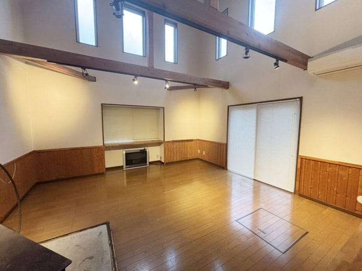 室内(2026年8月)撮影
◎本日案内可能◎
高窓が6箇所設けられており、より開放感がうまれます♪