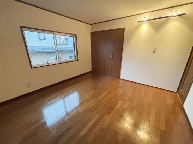 室内(2026年8月)撮影
◎本日案内可能◎
7.7帖の洋室はベッドを置いても圧迫感がなく、サイドテーブルやチェストを配置するゆとりがあります♪