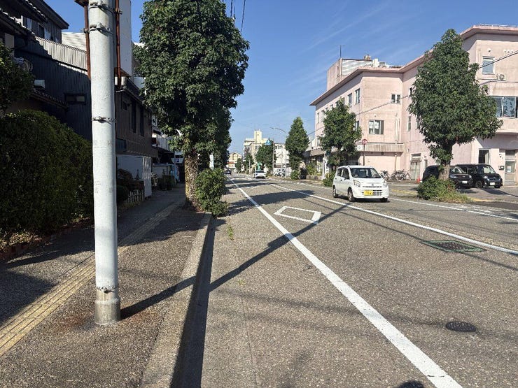 道路幅は14.9mございます。
