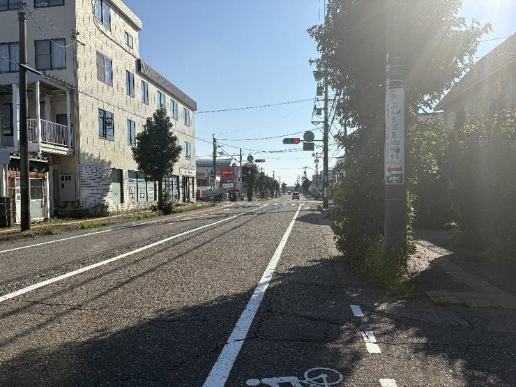 歩道と自転車専用通路もございます。
