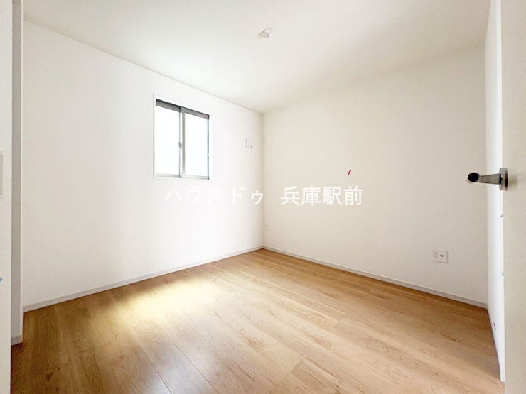 ◇収納はもちろん、ワークスペースや趣味部屋としても活用できる納戸。窓付きで換気もしやすく、多目的に使える便利なプラスワン空間です。