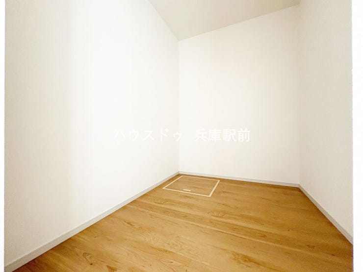 ◇季節物の衣類や大型荷物もすっきり収納できるウォークインクローゼット。収納スペースをしっかり確保することで、お部屋を広々と快適にお使いいただけます。