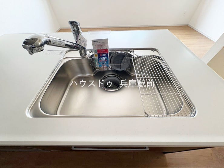 ◇浄水機能付き水栓を採用した使い勝手の良いシステムキッチン。広々シンクで洗い物もしやすく、毎日の家事が快適にこなせます。