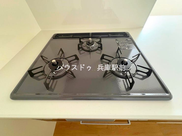 ◇3口コンロで同時調理もスムーズ。効率よく料理ができるため、忙しい毎日の家事をしっかりサポートします。
