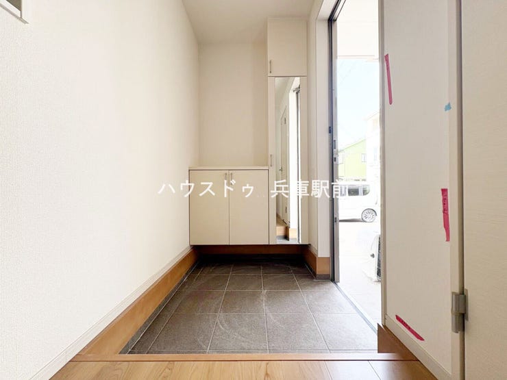 ◇ゆとりある玄関にはシューズボックス&姿見付き。毎日のお出かけ前に身だしなみをチェックでき、すっきりとした玄関を保てます。