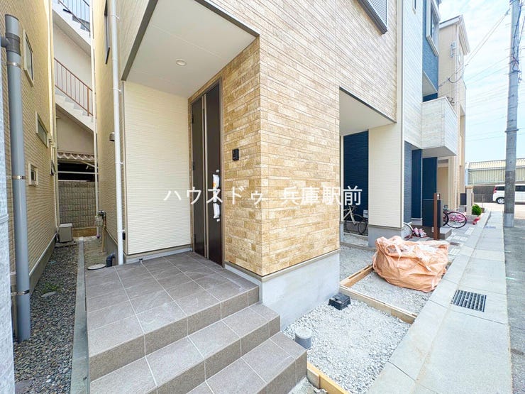 ◇雨の日も安心の屋根付き玄関ポーチ。落ち着いた外観デザインが住まいの上質感を演出し、駐車スペースも備えています。