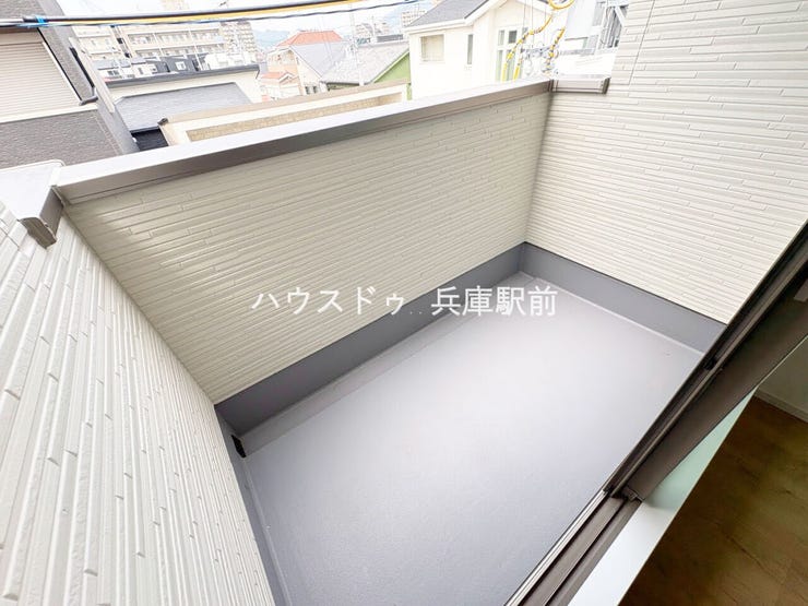 ◇居室から出入りできるバルコニー。洗濯物や布団干しにも便利なスペースを確保しており、晴れた日には気持ちよく外の空気を感じられます。