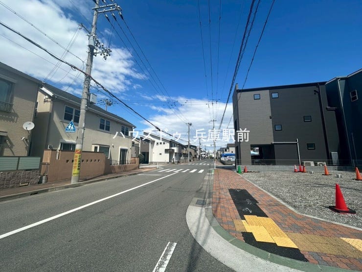 ◇前面道路は見通しが良く、車の通行もしやすいゆとりある街並み。歩道も整備されており、小さなお子さまのいるご家庭にも安心の住環境です。