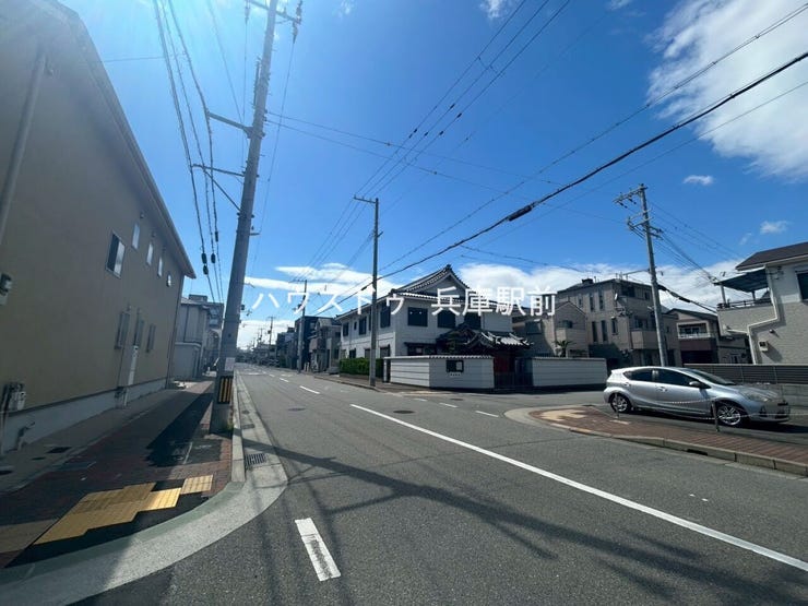 ◇交通量が比較的少ない落ち着いた住宅街。歩道も整備された前面道路で、お子さまとのお出かけや毎日の暮らしも安心できる住環境です。